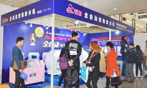 京宠展:爱加全自动宠物吹水机火力十足!