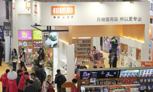 田田猫携带猫抓板走进京宠展，吸引观众!